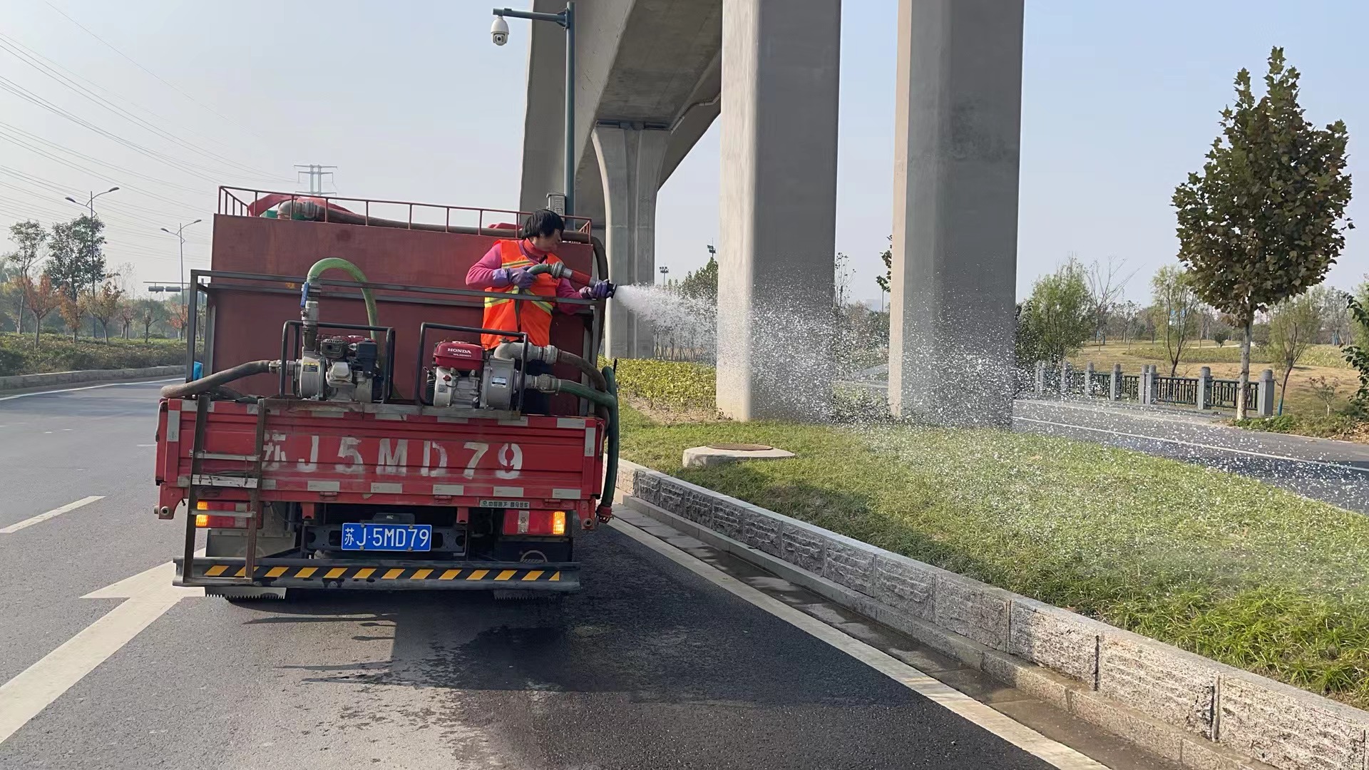 浇水照片.jpg 浇水照片.jpg