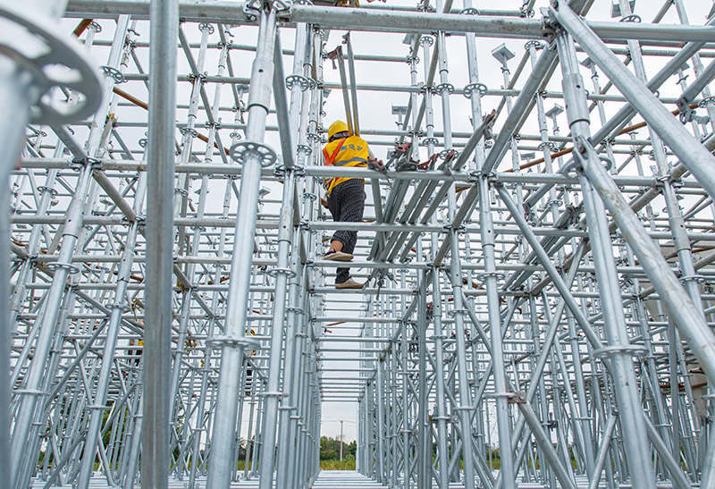 在高高的支架上,张成秀健步如飞。.jpg 在高高的支架上,张成秀健步如飞。.jpg