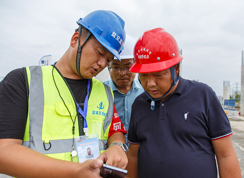 1、向项目办标段工程师汇报传入手机的执法仪记录影像.jpg 1、向项目办标段工程师汇报传入手机的执法仪记录影像.jpg