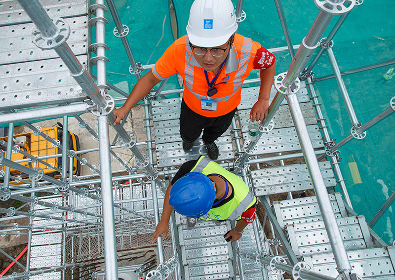 4、检查盖梁施工支架.jpg 4、检查盖梁施工支架.jpg