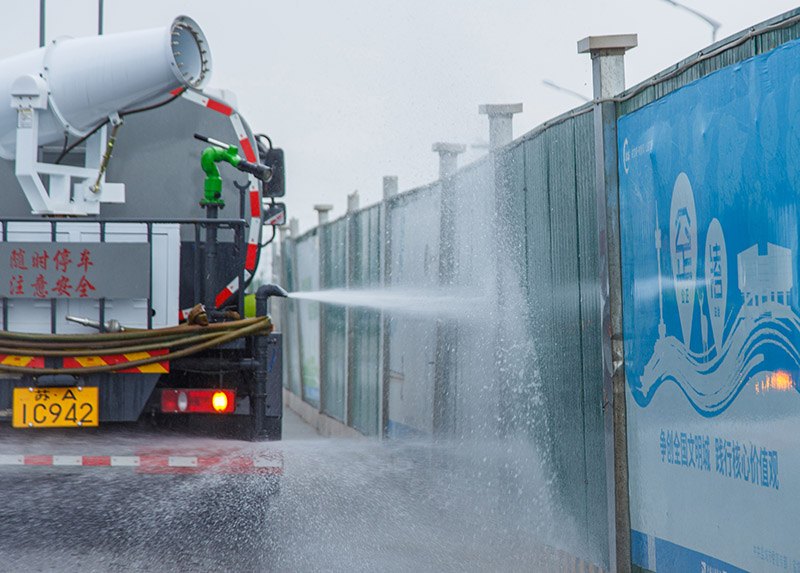 6、为洒水车及时冲洗围挡.jpg 6、为洒水车及时冲洗围挡.jpg