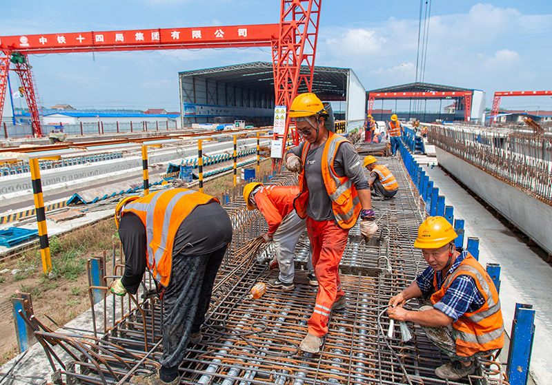 图一、钢筋工人们在忙碌;.jpg 图一、钢筋工人们在忙碌;.jpg