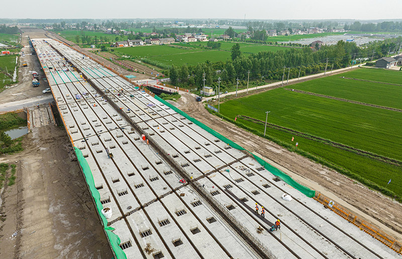 图四、该快速通道刘高线跨线桥预制箱梁已经全部架设到位.jpg 图四、该快速通道刘高线跨线桥预制箱梁已经全部架设到位.jpg