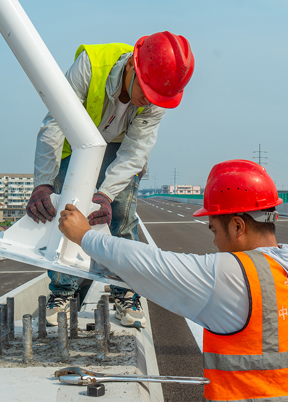 安装交通提示标牌.jpg 安装交通提示标牌.jpg