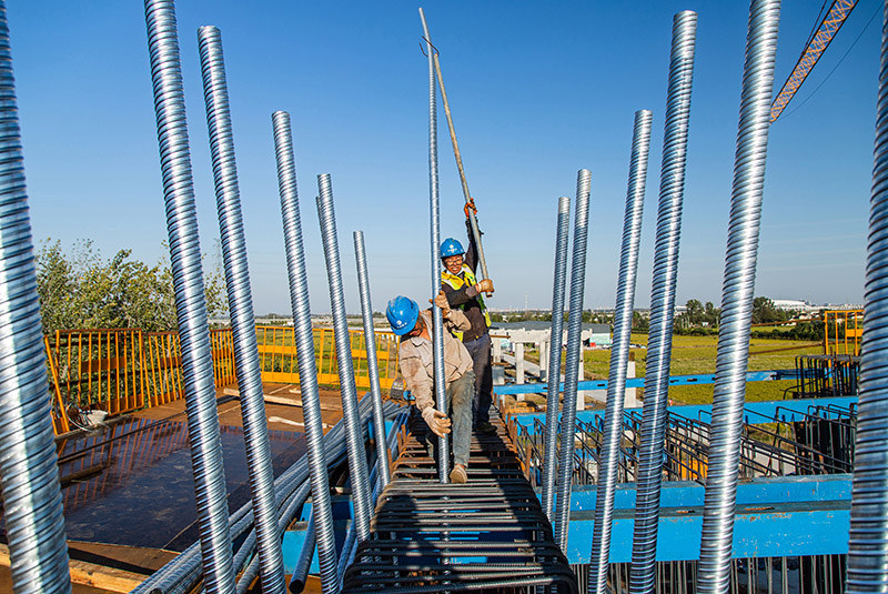 罗师傅(左)和同伴在安装波纹管.jpg 罗师傅(左)和同伴在安装波纹管.jpg