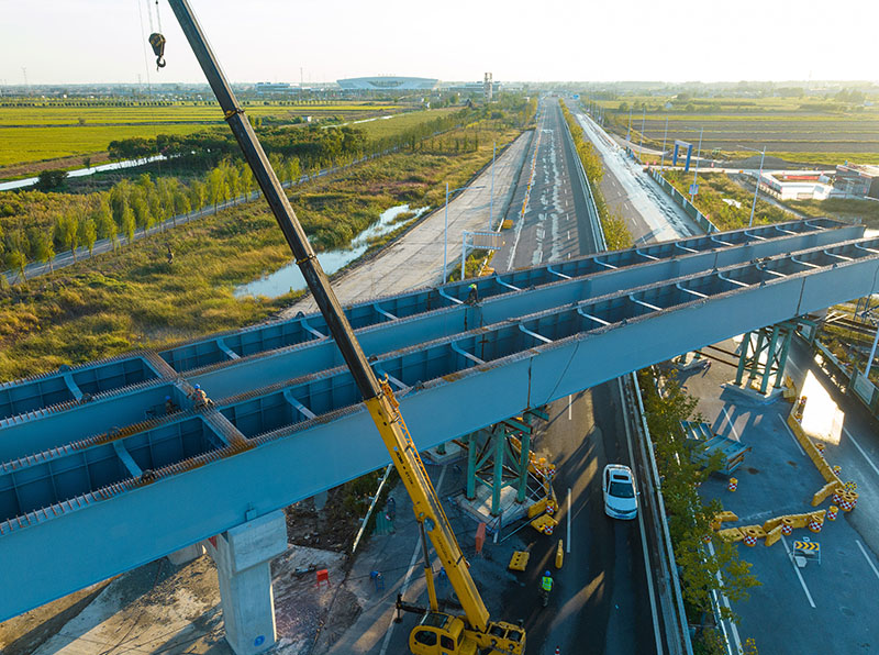 盐丰快速通道与沪丰大道连接处匝道钢箱梁架设到位.jpg 盐丰快速通道与沪丰大道连接处匝道钢箱梁架设到位.jpg
