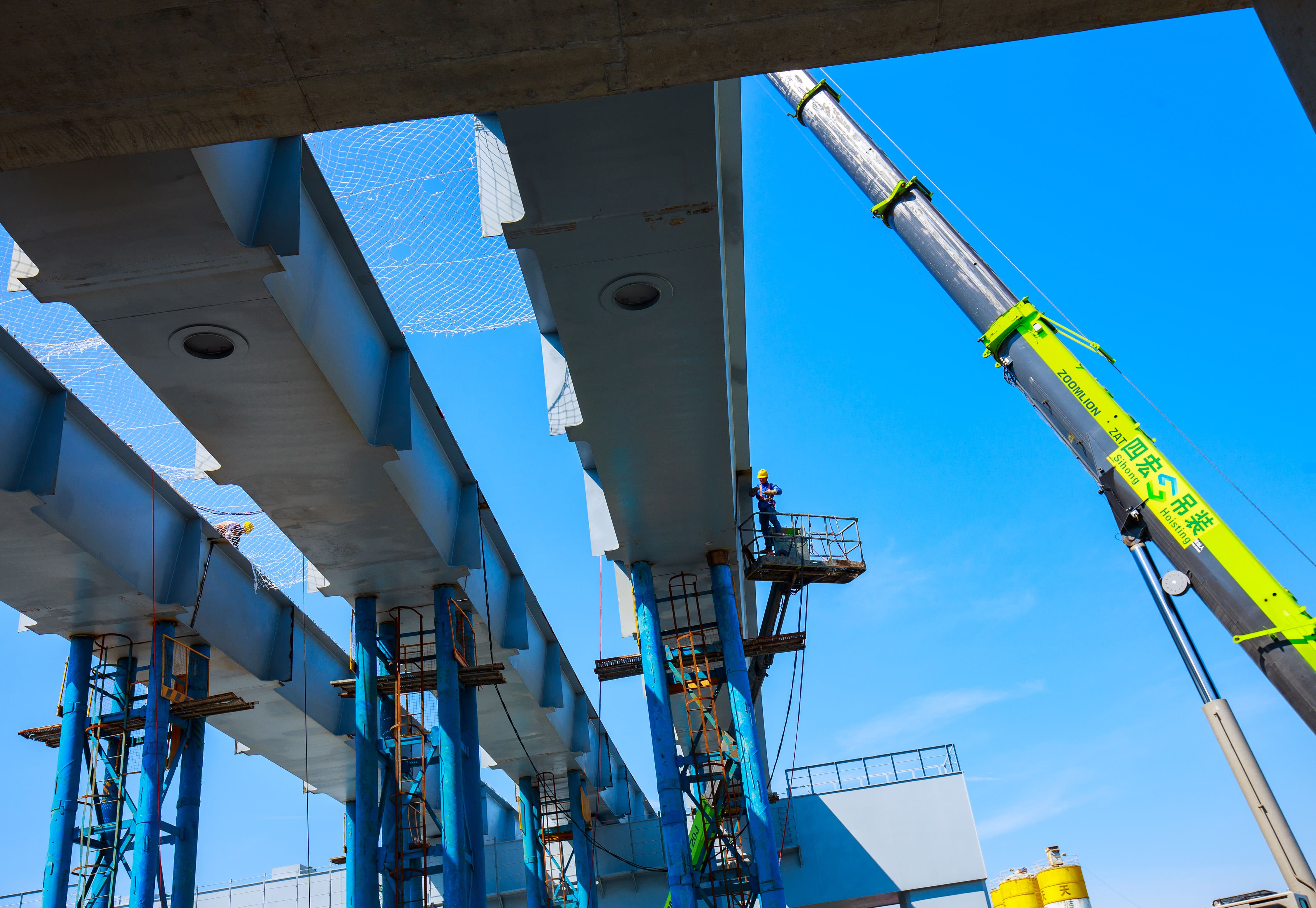 工人在拼接高架四期新业路高架钢箱梁.jpg 工人在拼接高架四期新业路高架钢箱梁.jpg