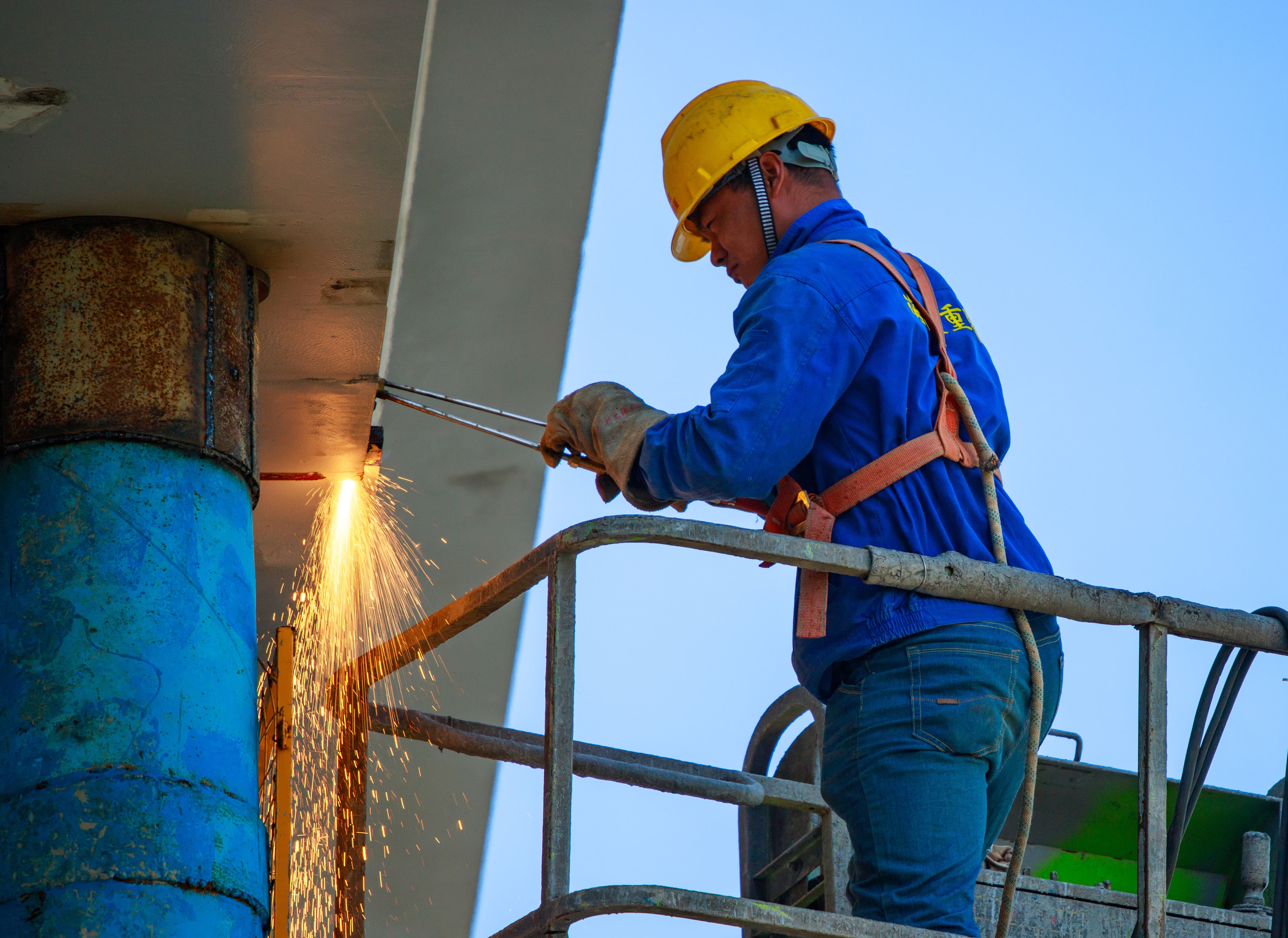 高架四期新业路高架钢箱梁施工现场,工人师傅在施工。.jpg 高架四期新业路高架钢箱梁施工现场,工人师傅在施工。.jpg