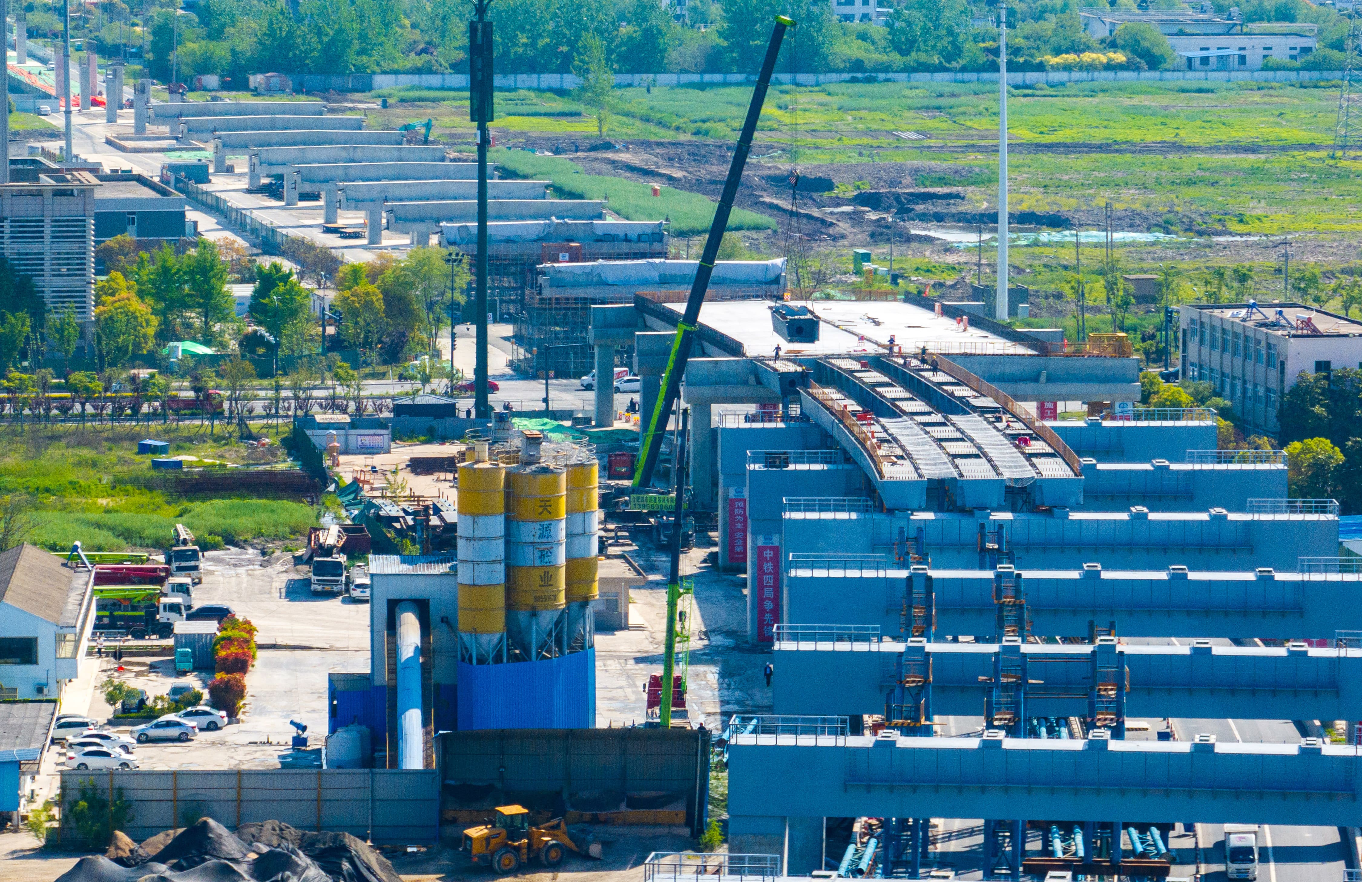 高架四期新业路高架钢箱梁吊装现场.jpg 高架四期新业路高架钢箱梁吊装现场.jpg