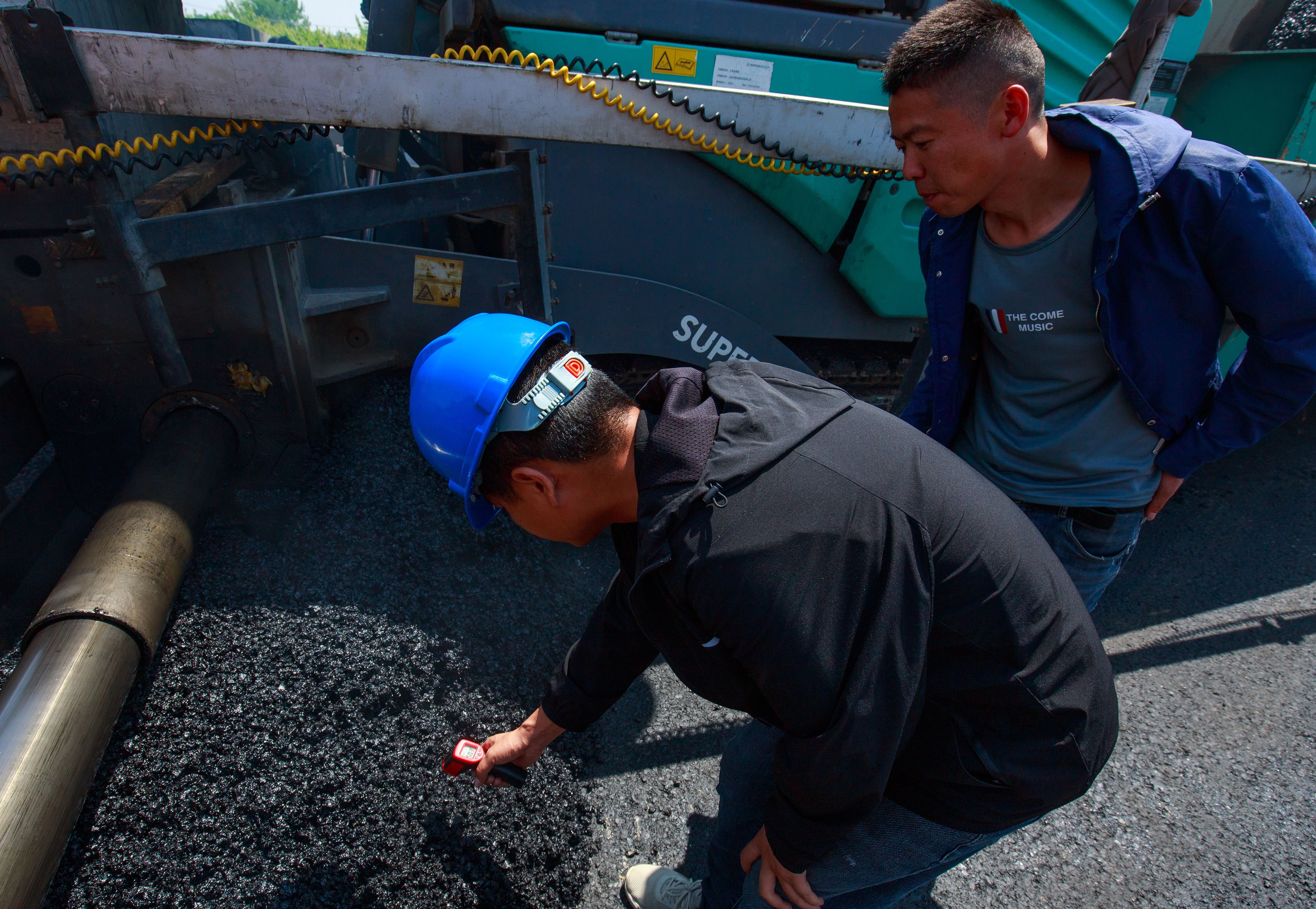 204国道盐阜快速通道沥青摊铺现场,监理人员在测量摊铺料温度。.jpg 204国道盐阜快速通道沥青摊铺现场,监理人员在测量摊铺料温度。.jpg