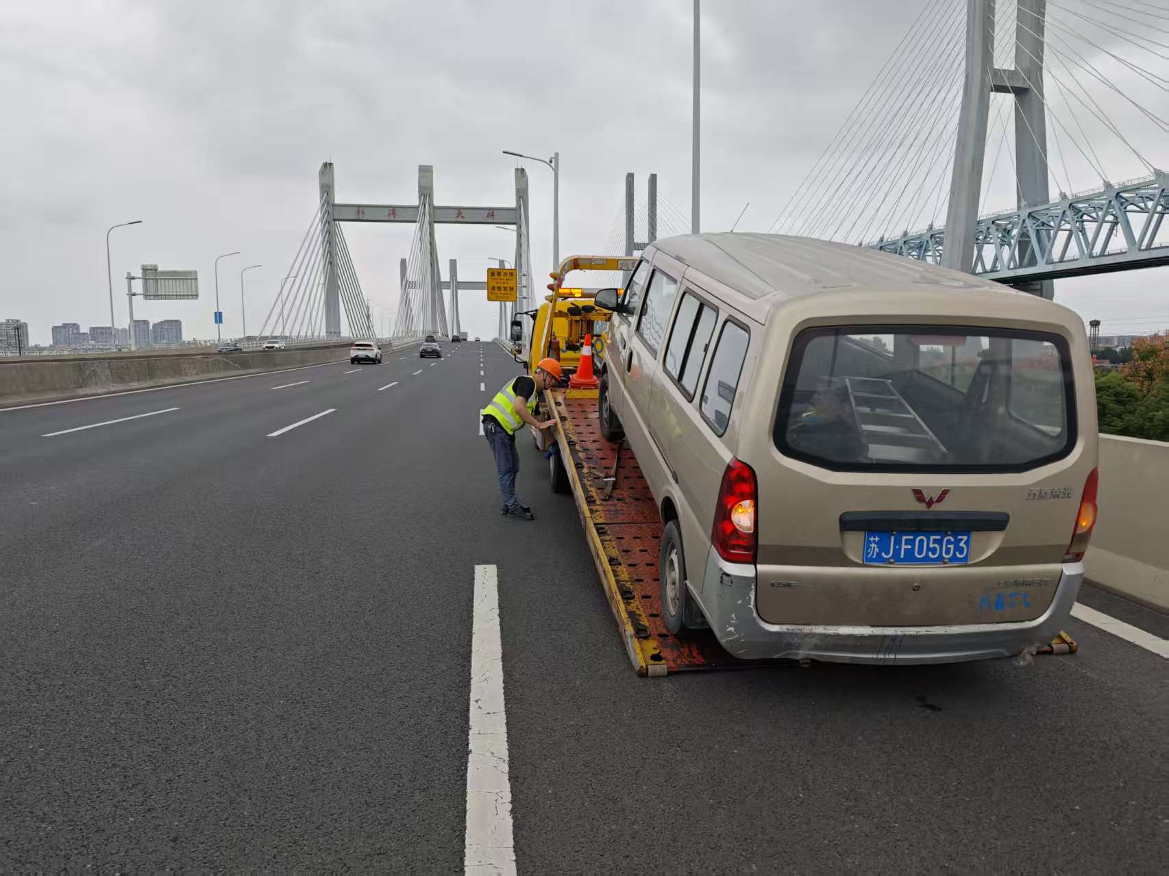 公务车2.jpg 公务车2.jpg